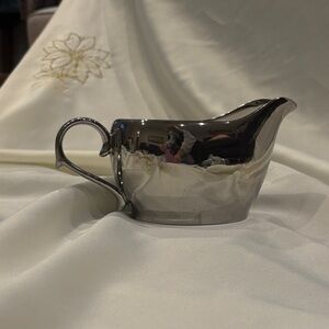 Luxe Habitat Silver Ceramic Gravy Boat – Modern Glam Tableware